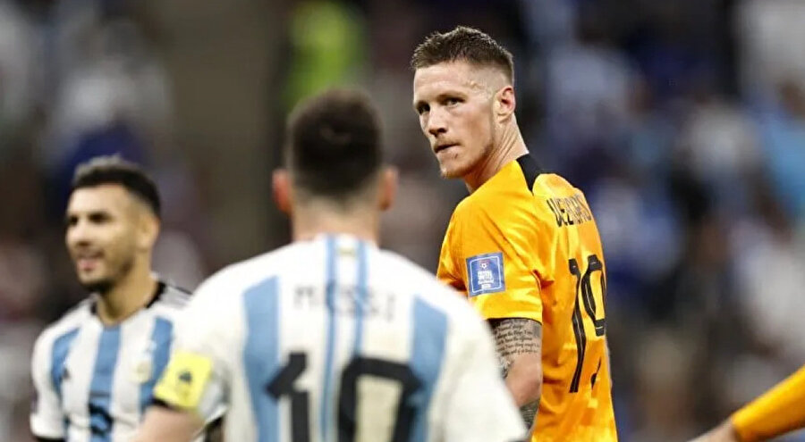 Wout Weghorst - Lionel Messi