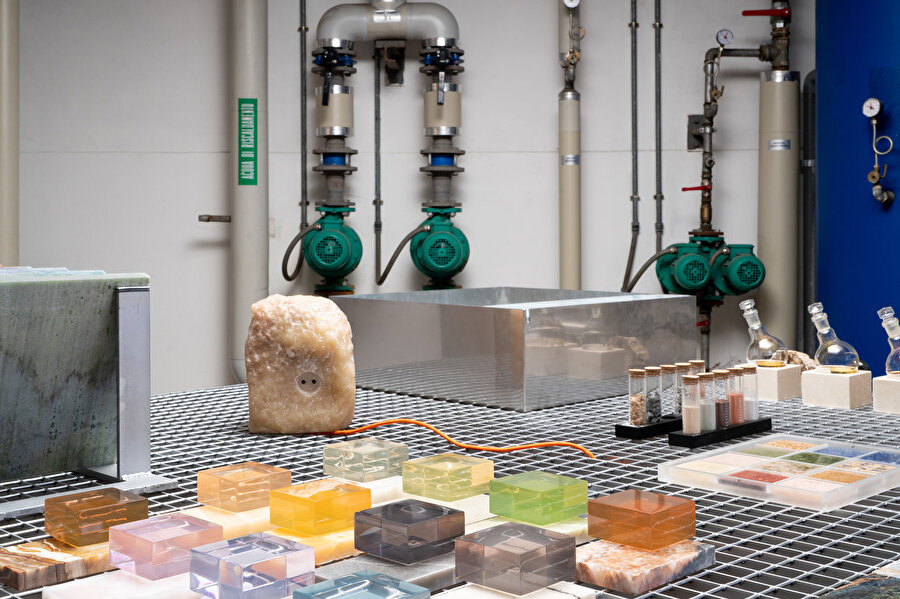 Sergi, mermer tozu kullanan bir yerleştirme ile reçineyi farklı taş öğütme türleriyle birleştiren yeni malzeme örneklerinin sergilendiği bir laboratuvar odasını içeriyor.