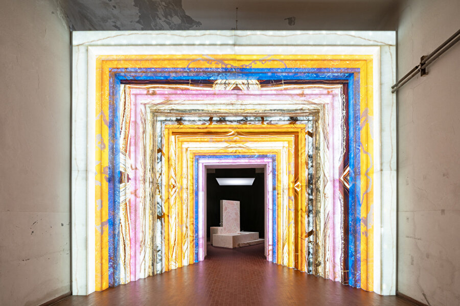 Monumental Wonders Sergisi girişi.