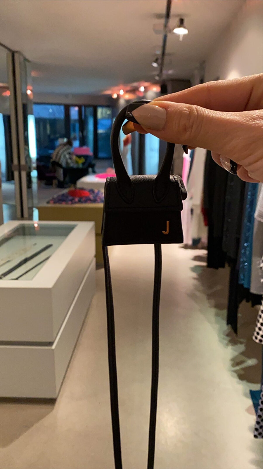 Evden sinirle tüm eşyalarımı koyup çıktığım çanta