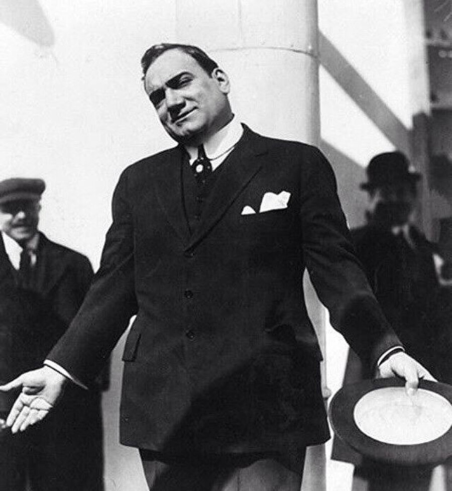 Enrico Caruso, ünlü İtalyan tenor, opera solisti.
