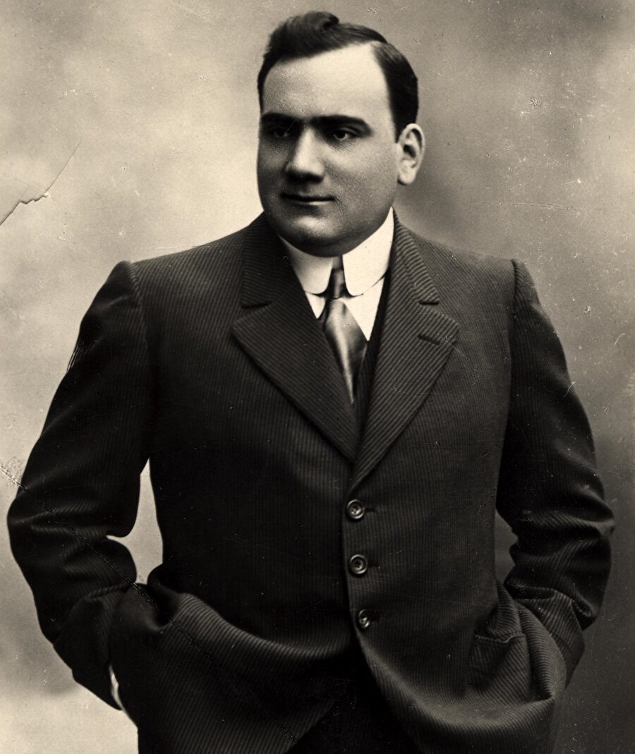 1898 yılında Milano'da, galasında başrol oynadığı Umberto Giordano'nun yapıtı Fedora'daki rolüyle dikkatleri üzerine topladı.