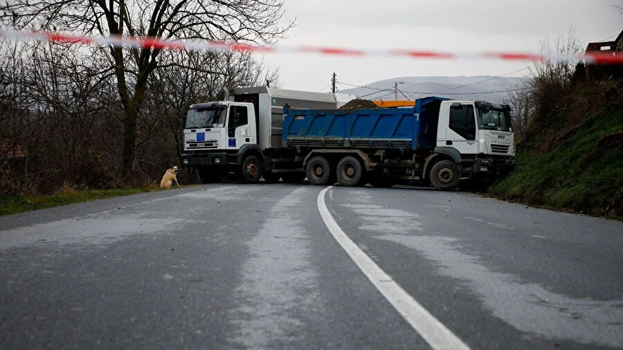 Kosovalı Sırpların sınır geçişlerine araçlarla barikat kurdu