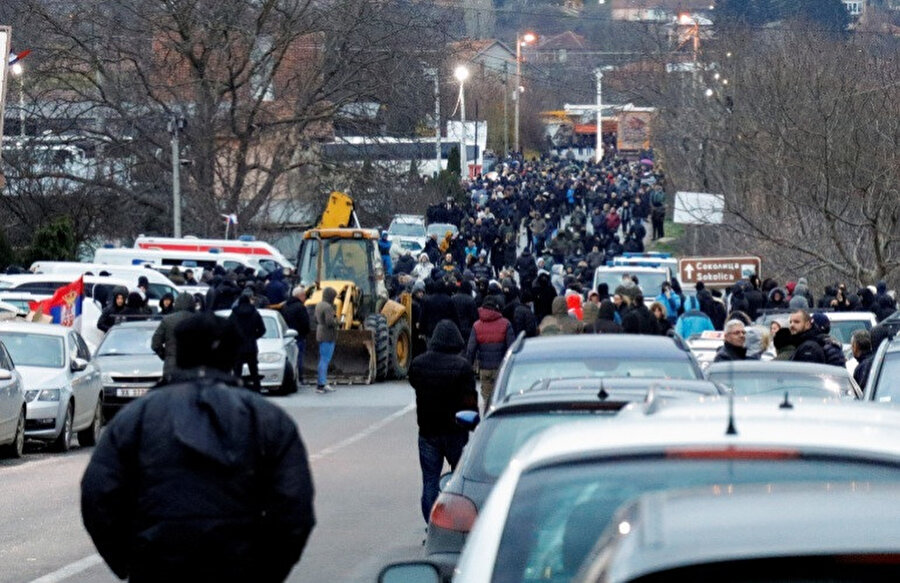 Kosova'nın kuzeyinde Sırp nüfusun yoğun yaşadığı yerlerde 6-7 Aralık'ta meydana gelen patlama ve saldırılar nedeniyle Kosova polisinin söz konusu yerlerde mevcudiyetini artırması Sırbistan tarafından tepkiyle karşılanırken bu yaşananlar iki ülke arasındaki gerilimin ilk kıvılcımları oldu.