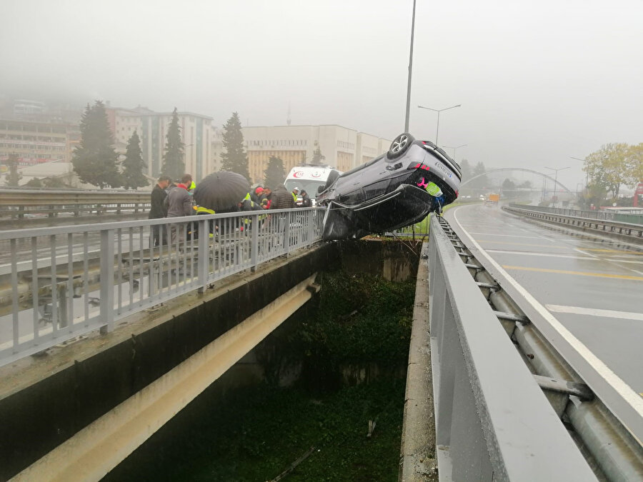 Otomobil takla atıp viyadükte asılı kaldı