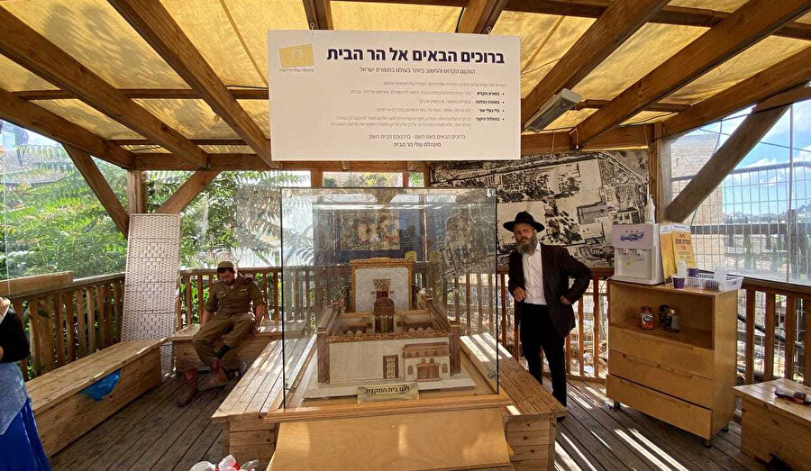 Statüko anlaşmasını ihlal eden ve Tapınak Dağı'na çıkış kurallarının yazılı olduğu yeni bir tabela, kutsal bölgeye gelen "Yahudi hacıları" karşılıyor. (Fotoğraf: Haaretz)