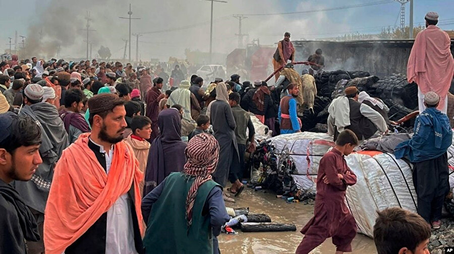 Belucistan eyalet yetkilisi Zahid Saleem, bugün çıkan çatışmanın, pazar günkü çatışmada hasar gören sınır çitinin bir bölümünü tamir eden Pakistan güçlerinin sınırın Afgan tarafından saldırıya uğramasıyla başladığını söyledi.