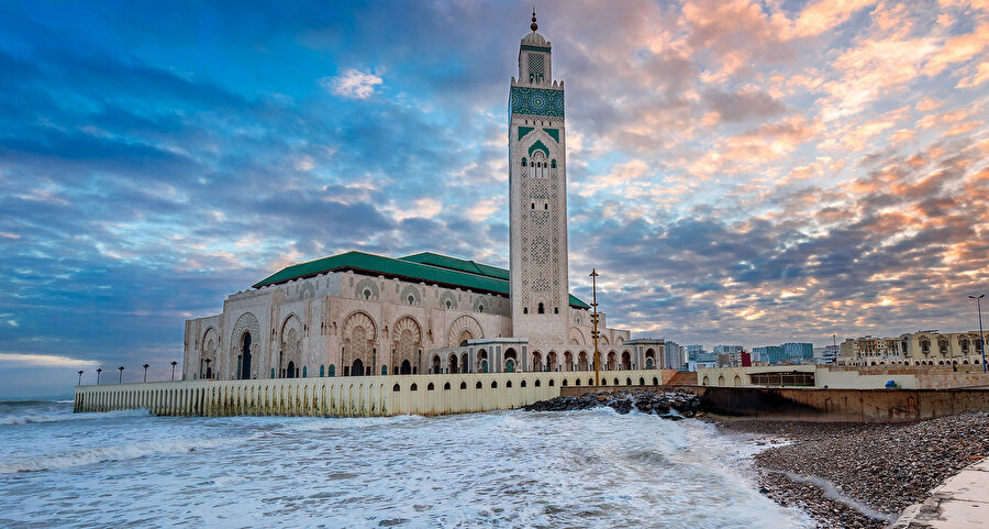 Kazablanka'da Kral II. Hasan adına inşa edilen II. Hasan Camii, Atlas Okyanusu’nun üzerinde yer almaktadır. Zira caminin dörtte üçü okyanusa dolgu yapılması suretiyle inşa edilmiştir.