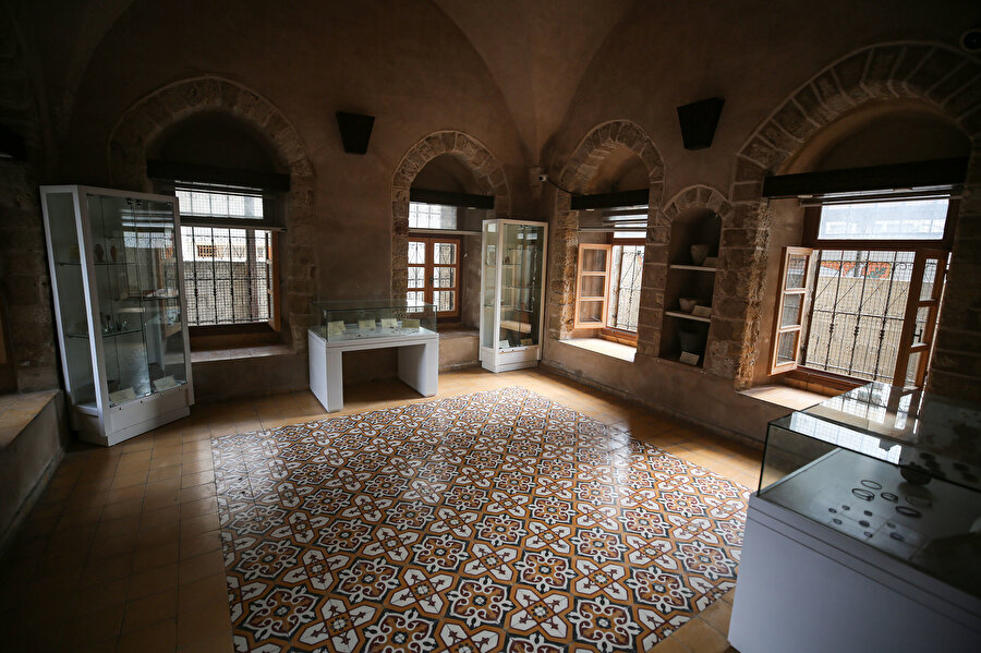 Müzede, Yunan, Roma, Bizans ve İslam uygarlıkları gibi yüzlerce yıllık geçmişe ait eserler bulunuyor.