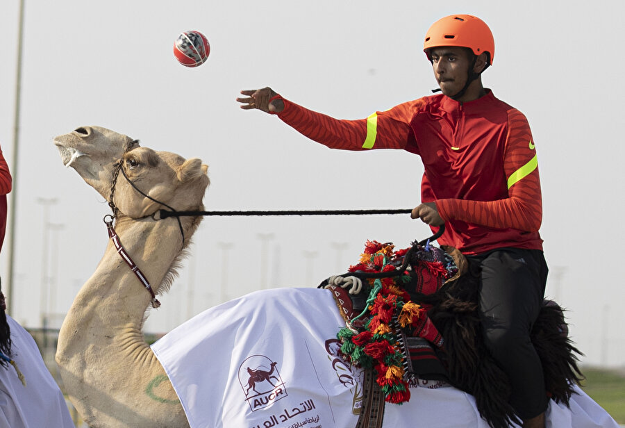 Develer üzerinde oynanan hentbol maçı 15'er dakikalık iki devre olmak üzere toplam 30 dakika sürüyor.