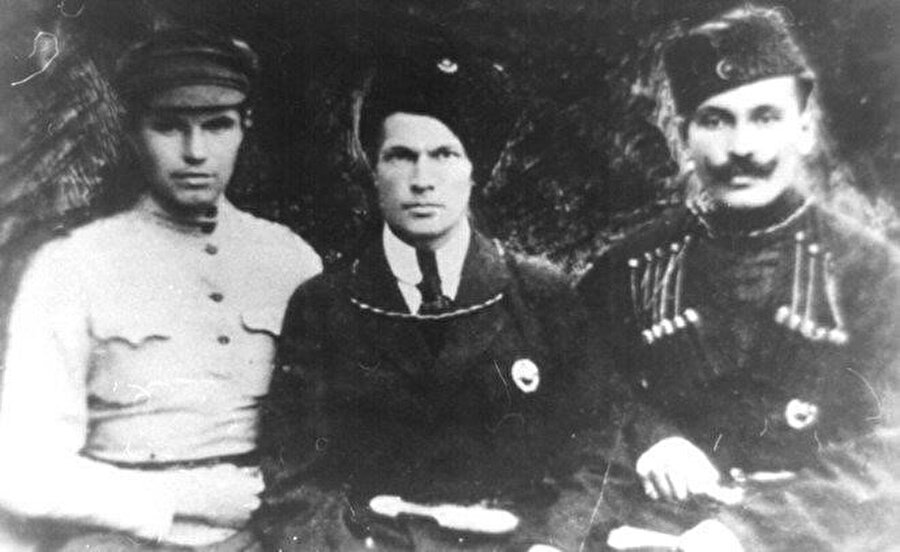 Molla Nur Vahidov, ortada..