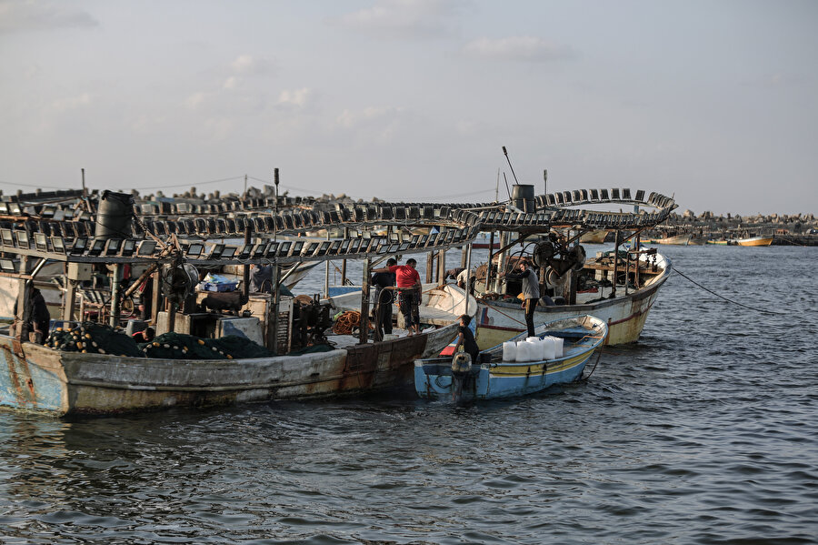 Nüfusunun yüzde 60'ından fazlası işsiz olan, sosyoekonomik imkanların son derece kısıtlı olduğu Gazze'deki balıkçılar, ilkel yöntemlerle bile olsa tek gelir kapıları olan bu işi sürdürmeye çalışıyor.