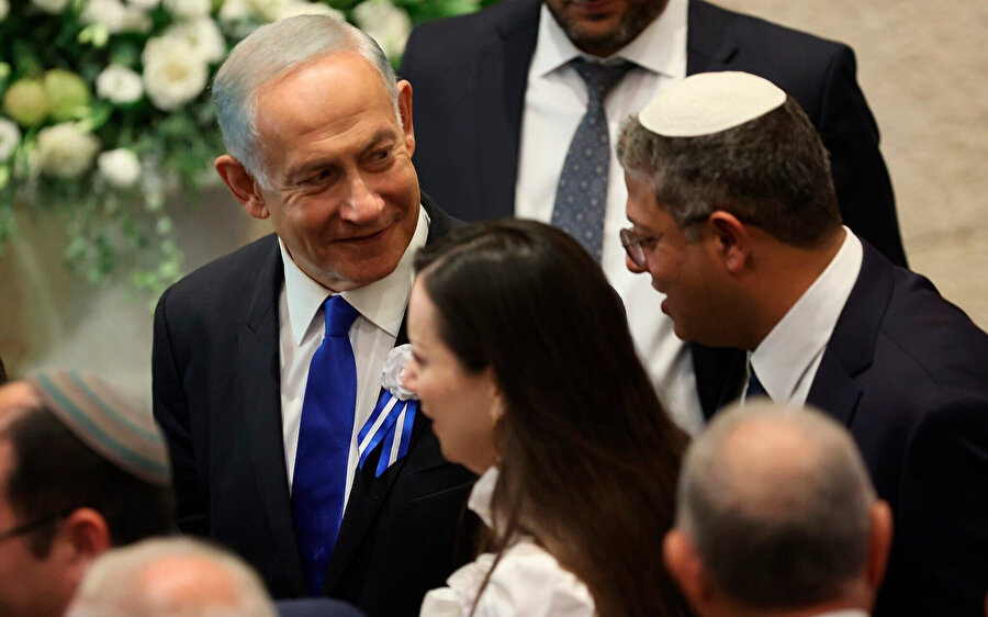 Netanyahu'nun öncülüğündeki sağ blok, aşırı dindar Yahudi partilerden Şas ve Birleşik Tevrat Yahudiliği ile aşırı sağcı, ırkçı ve şiddet yanlısı politikalarıyla bilinen Dini Siyonizm ve Yahudi Gücü partilerinden oluşuyor.