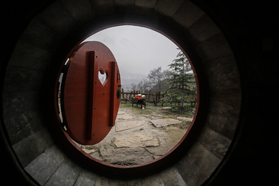 Bosnalı kız kardeşler her biri farklı dekore edilen hobbit evleri inşa ediyor