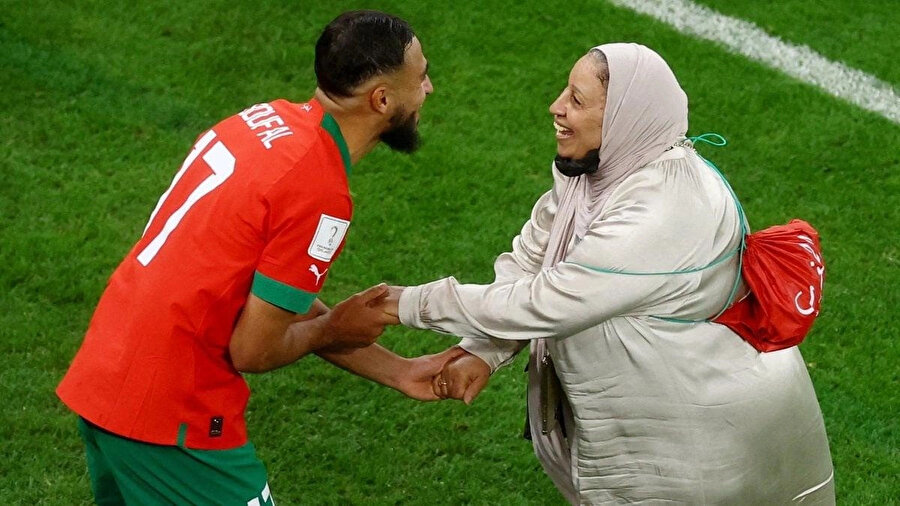 Faslı oyuncu Sofiane Boufal'ın sahada galibiyet sevincini annesi ile kutlaması çokça paylaşıldı.