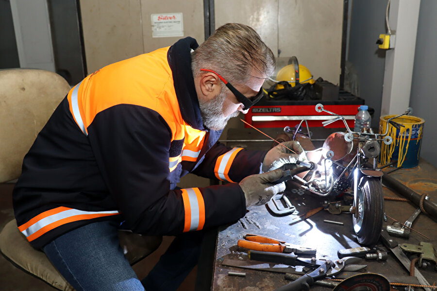 Hurdadan yaptığı minyatür eserler, Geri Dönüşüm Parkı’nda sergileniyor