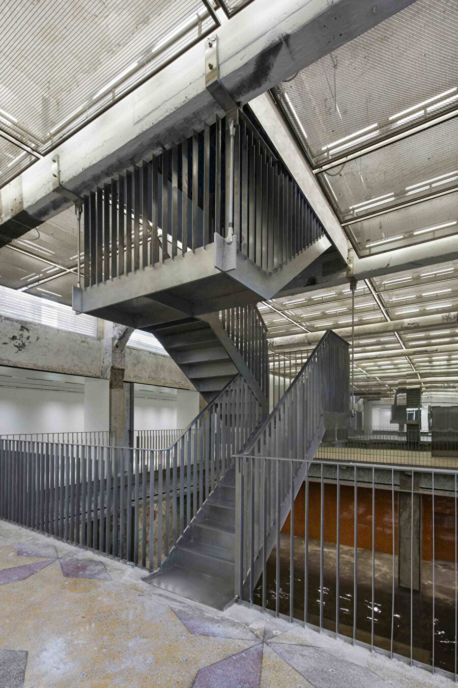 Paslanmaz çelik özelliğinden dolayı merdivenler, mekânın içinde güçlü ve geçici bir etki sunuyor. 