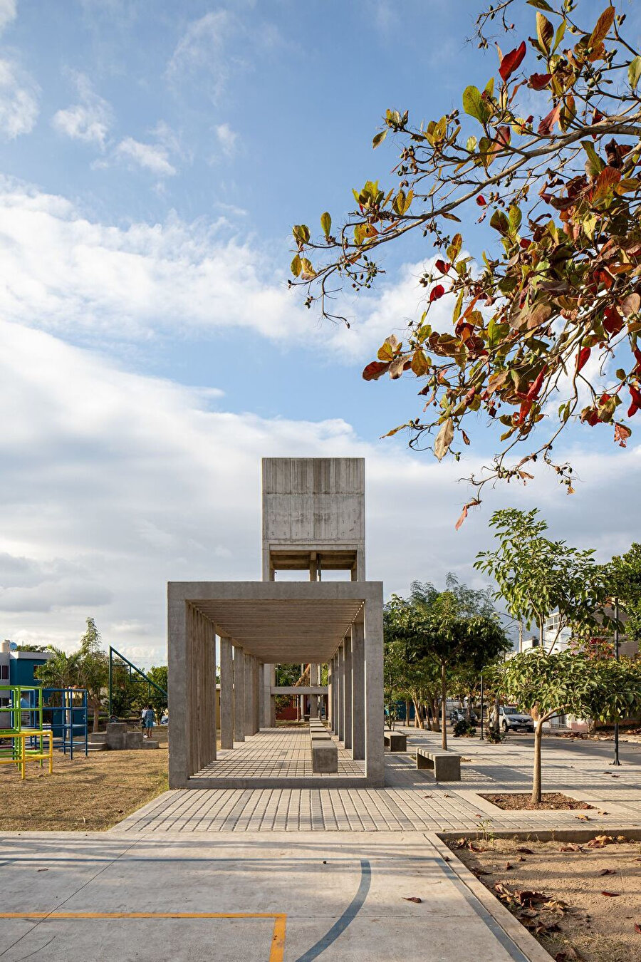 Acaponeta Publico Park’ın belli bir modüler ritim yakalayan brütalist yaklaşım fikri ile oyun alanı birlikteliği kamusal alan tasarımında farklılığını yansıtıyor.