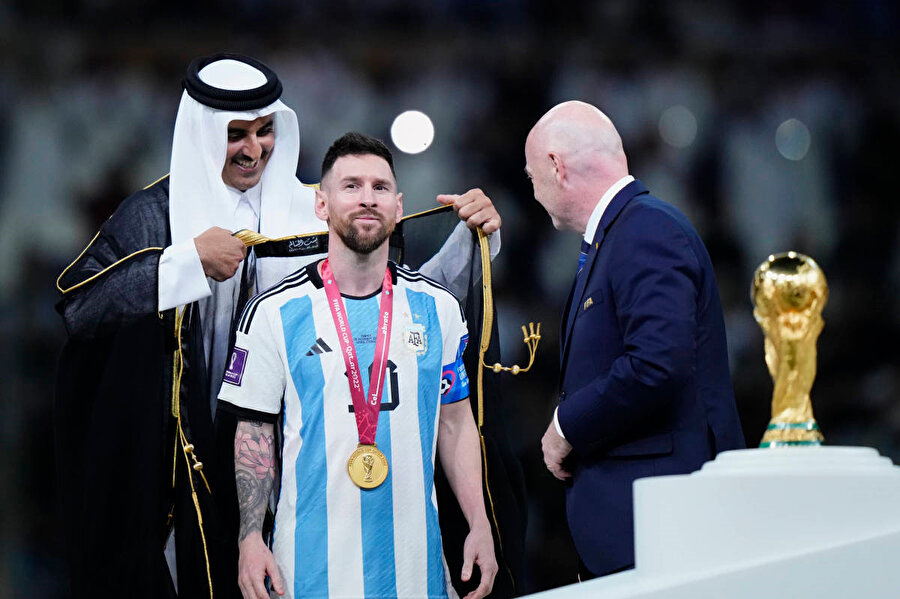 Takım kaptanı Messi kupayı almadan önce Katar Emiri tarafından kendisine Katar geleneksel kıyafeti "bişt" giydirildi.