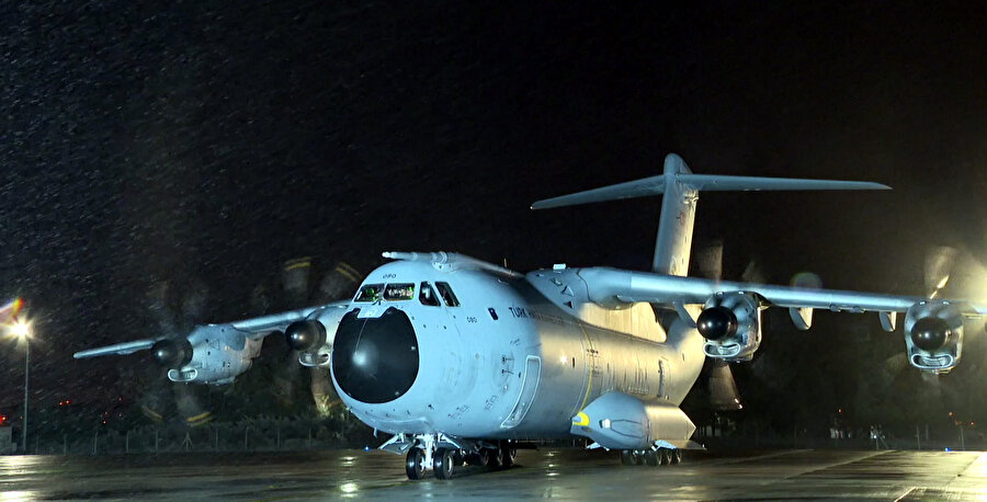 Ukrayna'da mahsur kalan iki kargo uçağı yurda döndü