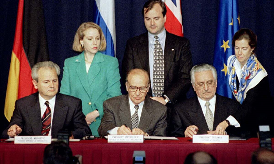 Bosna Hersek'te silahları susturan tarihi anlaşma, 21 Kasım 1995'te ABD'deki Dayton Hava Üssü'nde Sırbistan Cumhurbaşkanı Slobodan Milosevic, Bosna Hersek Cumhurbaşkanı Aliya İzetbegoviç ve Hırvatistan Cumhurbaşkanı Franjo Tudjman tarafından paraf edildi.