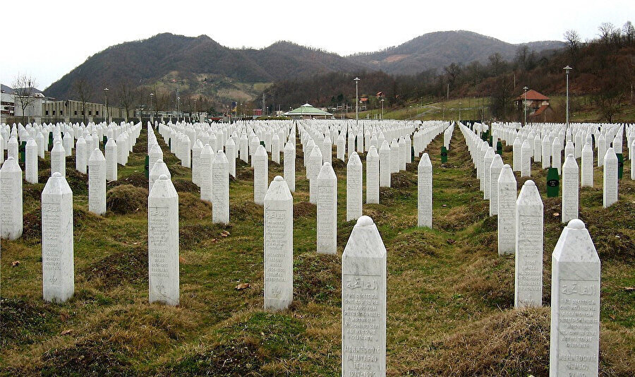 Avrupa'nın İkinci Dünya Savaşı'ndan bu yana yaşadığı en kötü insanî felaketin 27 yıl ardından, doğu Bosna Hersek'te yer altından yeni mezarlar ortaya çıkmaya devam ediyor.