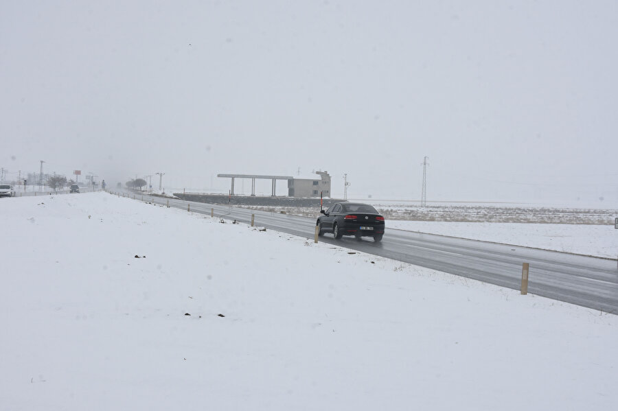 Sabah saatlerinde başladı: Her yer bembeyaz oldu