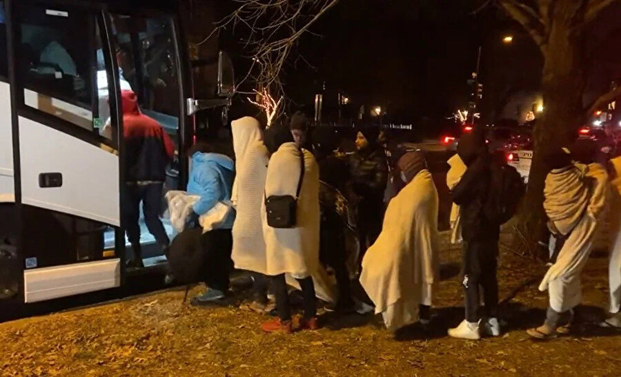 Kamala Harris’in evinin önüne otobüsler dolusu göçmen bırakıldı