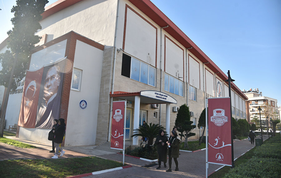 'Ücretsiz bakım yapacağım' diyerek 600 bin TL'lik klimaları söküp belediyeyi dolandırdı