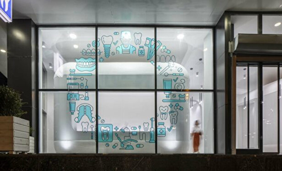 Klinik mekanlarına yeni bir soluk getirmek konusunda projeler gerçekleştiren mimar İpek Baycan Magriso, kamusal bir çekicilik sunan ve davetkar bir mekân sağlayan tasarımların öne çıktığını belirtiyor.