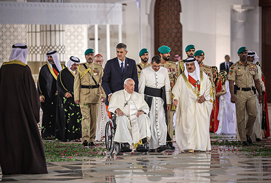 Bahreyn'e ilk kez resmî ziyarette bulunan Papa Franciscus, Bahreyn'e barış umutlarını yeşertmek ve insanların barış içinde yaşaması için düzenlenen Doğu ve Batı Diyalog Forumu'na katılmak için geldi.