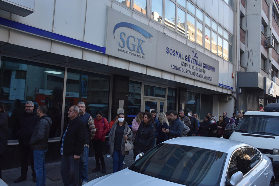 EYT kararı sonrası SGK önünde uzun kuyruklar oluştu