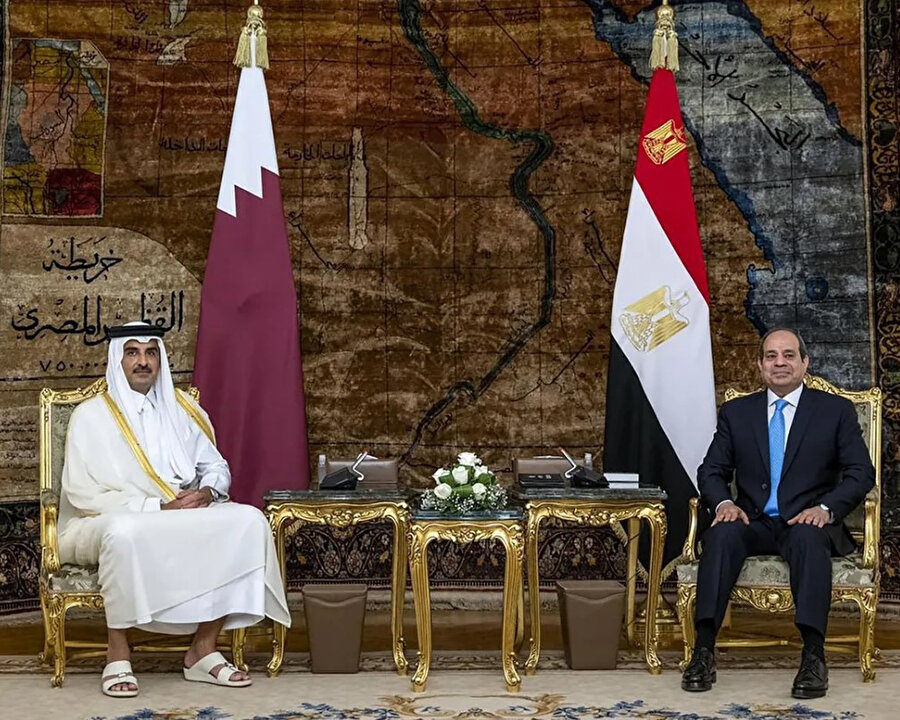 Katar Emiri Şeyh Temim bin Hamed Al Sani, 7 yıl aradan sonra Mısır'a ilk kez ziyaret etti. Şeyh Temim, 25 Haziran'da gittiği Kahire’de, Cumhurbaşkanı Sisi tarafından karşılandı.