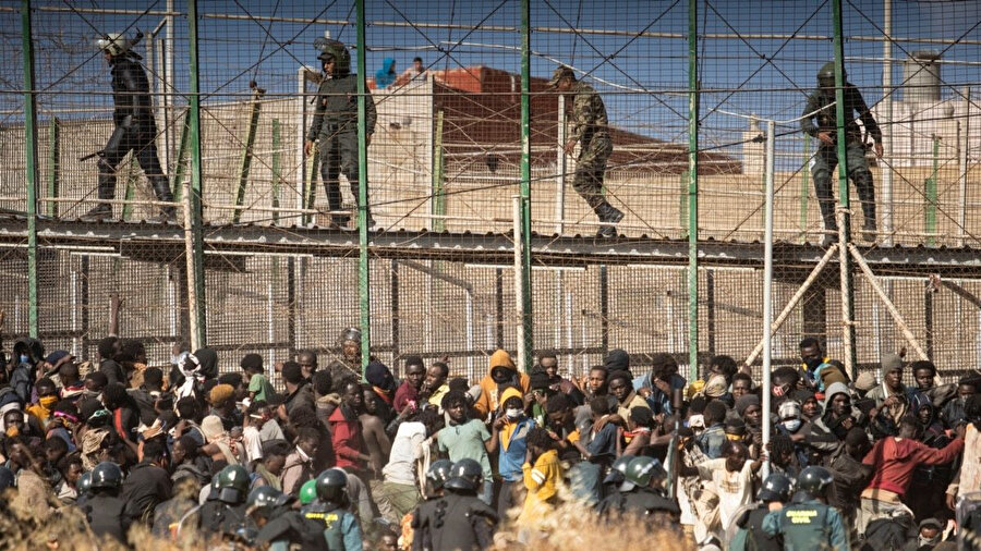 Fas-İspanya sınırındaki Melilla kenti, dikenli telleri aşarak Avrupa'ya geçmek isteyen Afrikalı düzensiz göçmenlerin akınına uğradığı 24 Haziran'da, tarihinin en büyük göçmen faciasını yaşadı.