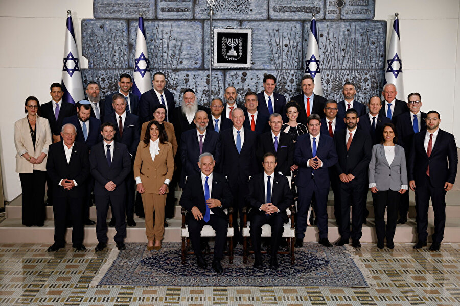 Başbakan Benyamin Netanyahu liderliğindeki yeni İsrail hükûmeti üyelerinin Cumhurbaşkanının Kudüs'teki konutunda çekilen grup fotoğrafı, 29.12.2022.