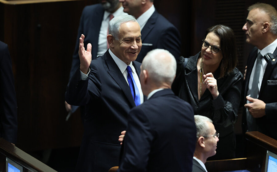 İsrail’in en uzun süre görev yapan başbakanı ve en sağcı hükûmetin lideri Benyamin Netanyahu, bir kez daha yemin ederek 6. kez başbakan olarak göreve başladı.