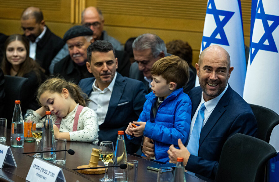 Netanyahu hükûmetinin yeni Meclis Başkanı Amir Ohana (sağda), eşi ve çocuklarıyla birlikte.