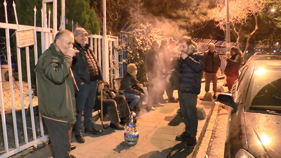 EYT başvurusu yapmak için geceden sıraya girdiler
