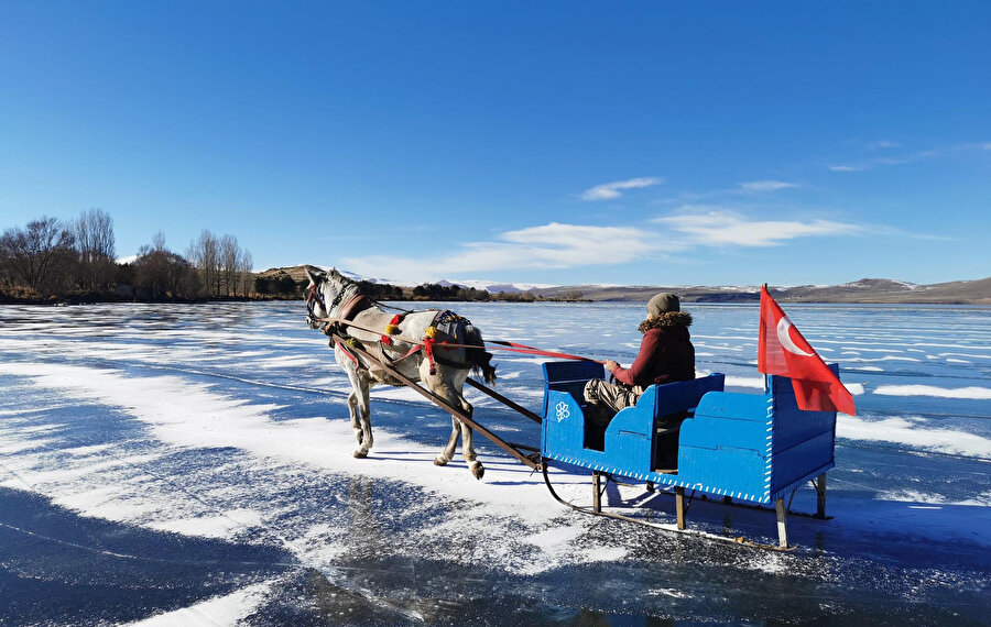 Hava sıcaklığının -17'lere düştüğü Çıldır Gölü buz tuttu