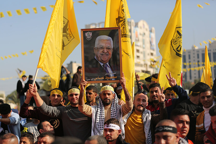 Kutlamalarda halk, bayrakların yanı sıra Filistin Devlet Başkanı Mahmud Abbas'ın portresi de taşıdı.