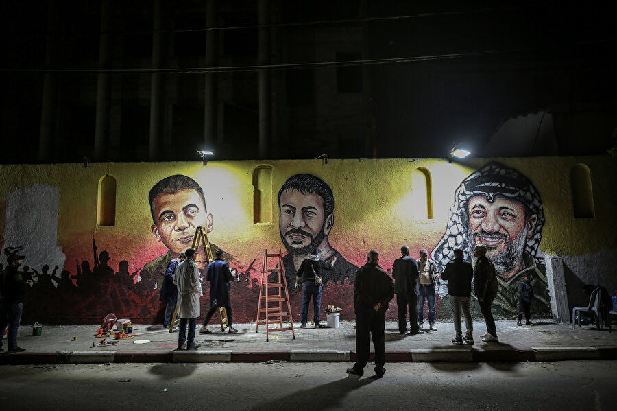 Hareketin kuruluşunun 58'inci yıl dönümü nedeniyle Gazze'de bir grup ressam, eski Filistin Devlet Başkanı Yaser Arafat, Fetih kadrosundan 20 Aralık'ta cezaevinde ölen ve İsrail'in naaşını alıkoyduğu Nasır Ebu Hamid ve tutuklu Zekeriya el-Zubeydi'nin portrelerini kentin duvarlarına çizdi.
