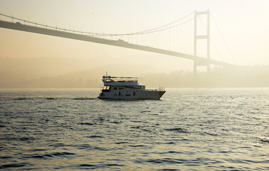 İstanbul'da yoğun sis: Boğaz gemi trafiğine kapatıldı, bazı vapur seferleri iptal edildi