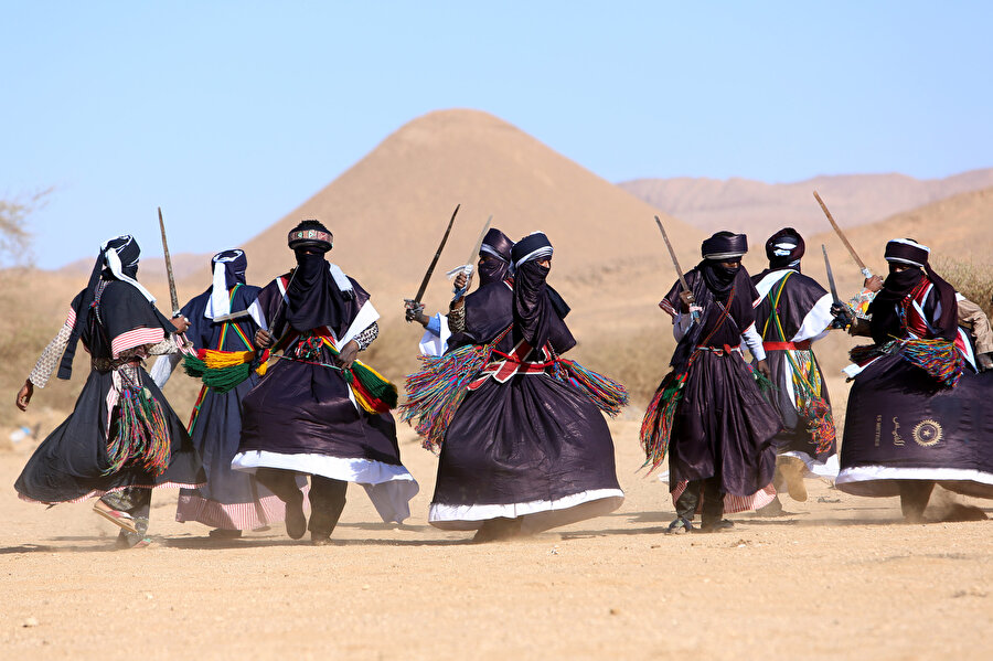 "Takuba Ağar" dansı, çöle uygun bir eda ile erkekler tarafından icra ediliyor.