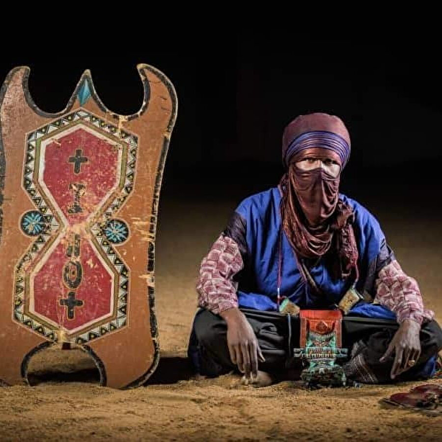 Kılıç, mızrak ve deri kalkan gibi savaş aletleriyle icra edilen "Takuba Ağar" dansı, geçmiş zamanlardaki Tuareg erkeğinin gücünü, kuvvetini, cesaretini, umudunu ve hayal kırıklıklarını ifade ediyor.