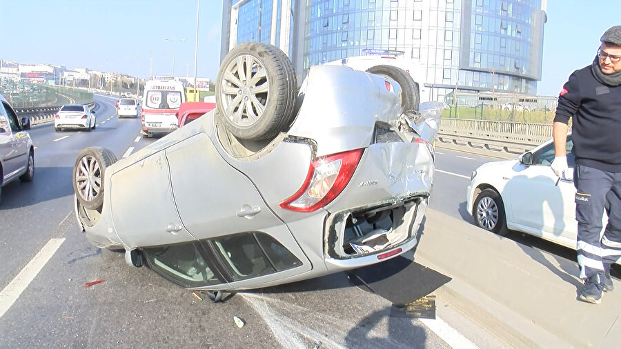 Küçükçekmece'de 4 aracın karıştığı zincirleme kaza: İki yaralı