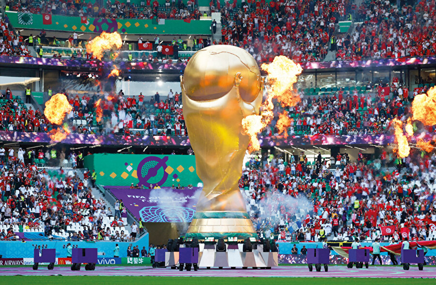 Katar’ın son on küsür yıldır beklediği, tüm kaynaklarını seferber ettiği 2022 FIFA Dünya Kupası 20 Kasım Pazar günü başladı.