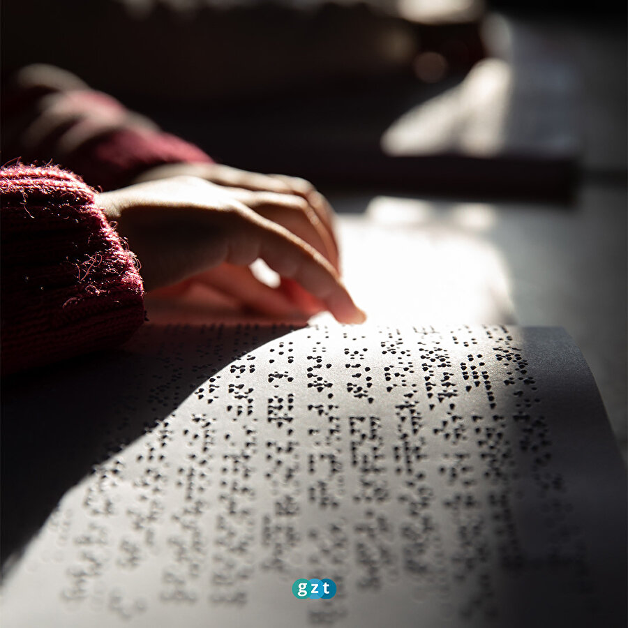 Görme engelli çocuklarının ödevlerine yardımcı olabilmek için Braille alfabesi öğreniyorlar