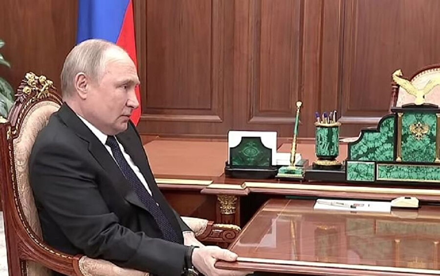 Sağlık sorunu var iddiası: Putin otururken neden bir yeri sıkıyor?