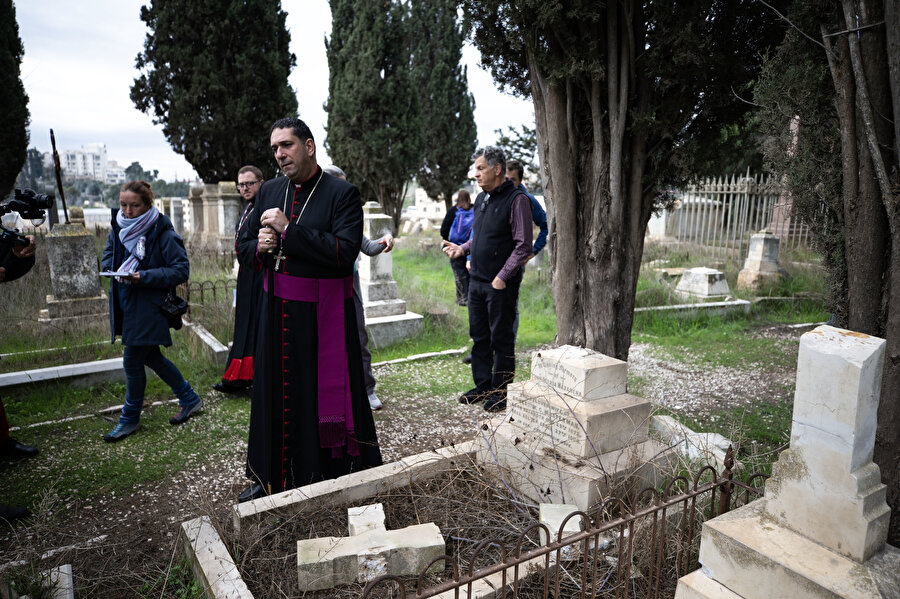Yahudi gençler Kudüs’te Hristiyan mezarlığını tahrip etti