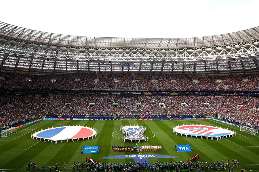 Fransa’nın Hırvatistan’ı yendiği 2018 FIFA Dünya Kupası Final maçı öncesi seremonisi düzenleniyor.